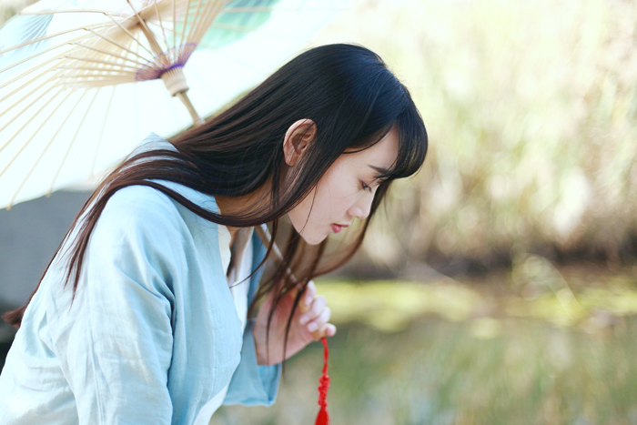 油纸伞下的气质美女