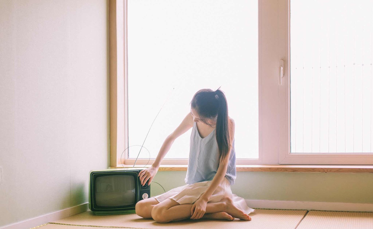 日系美女吊带裸背性感私房撩人写真