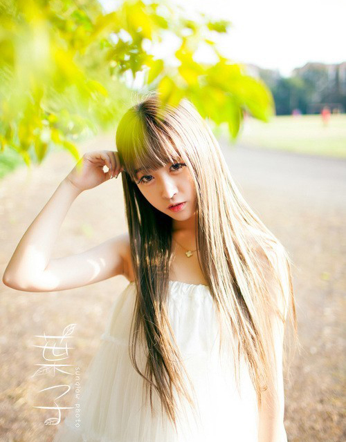 新绿下的清纯美女