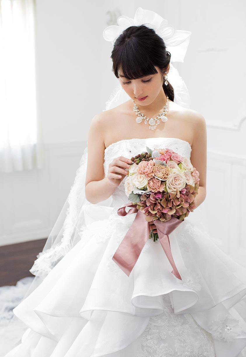 佐佐木希优雅婚纱