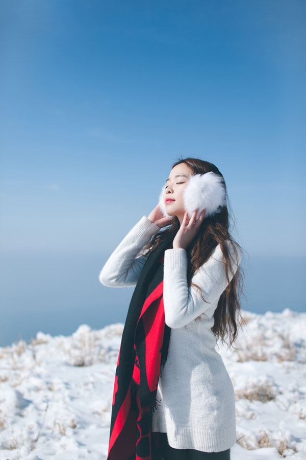 冬日的暖阳下的长发美女