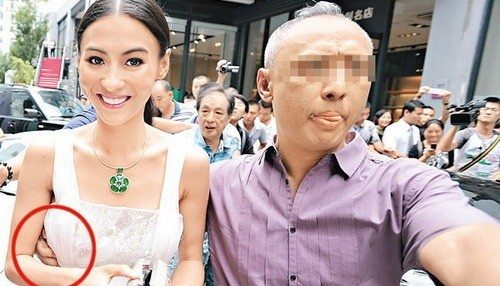 张柏芝珠宝店剪彩被袭胸
