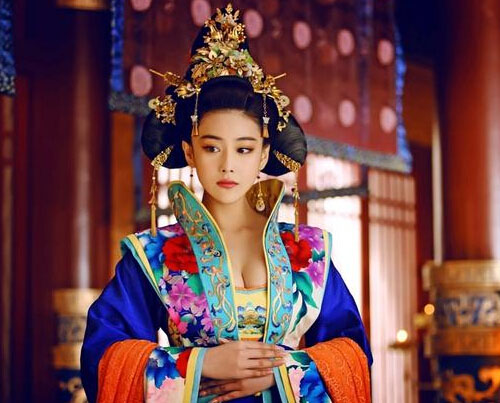 张馨予酥胸半露演武则天