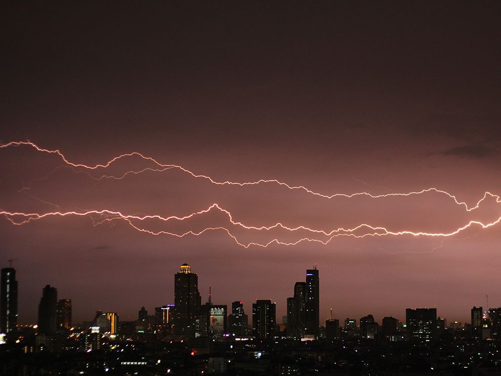 扩散雷暴横跨曼谷上空