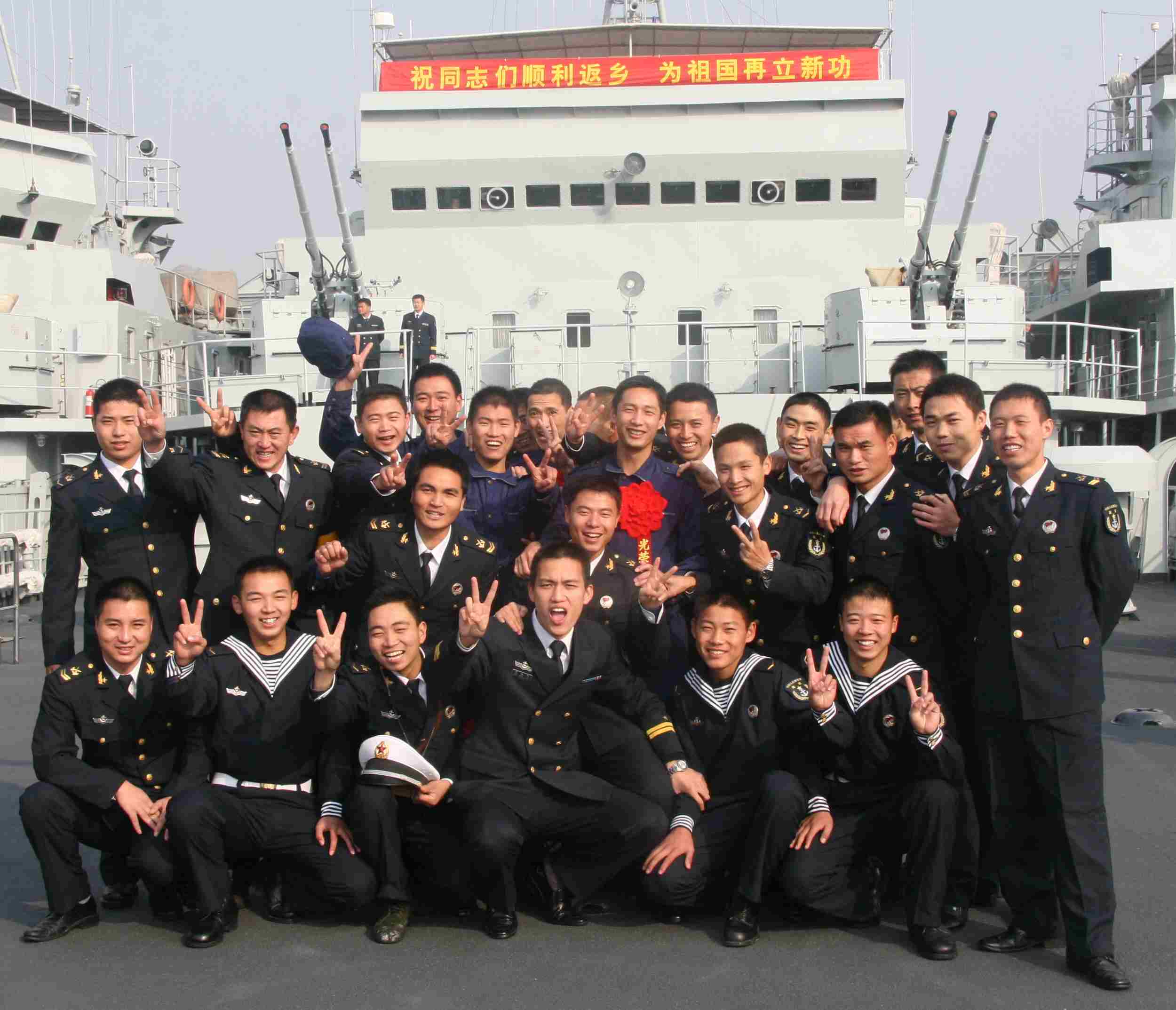 驻沪海军某部欢送退伍老兵