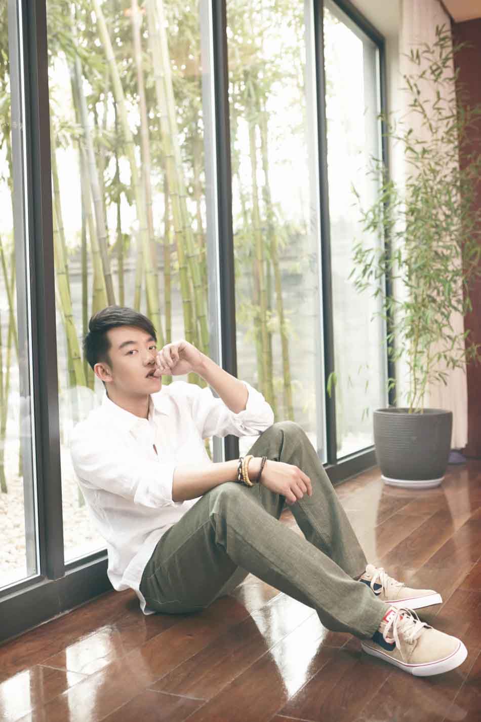 郑恺白衬衣清新