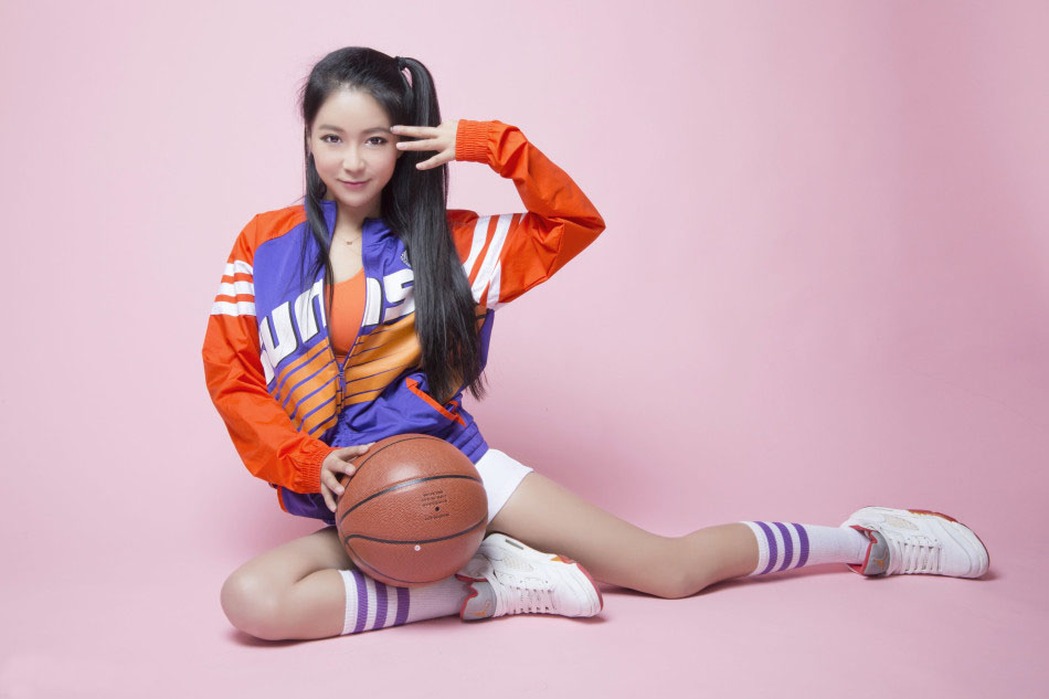 周玲安修长美腿