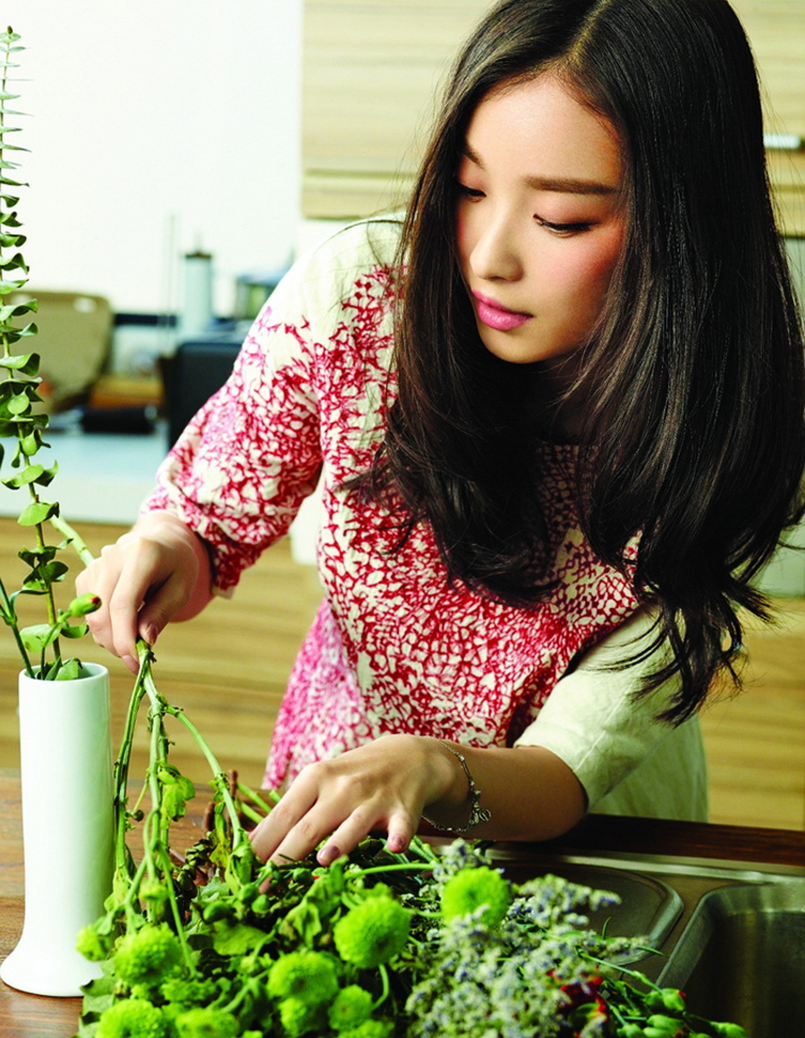 倪妮表情认真