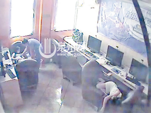 少女网吧熟睡遭“咸猪手”