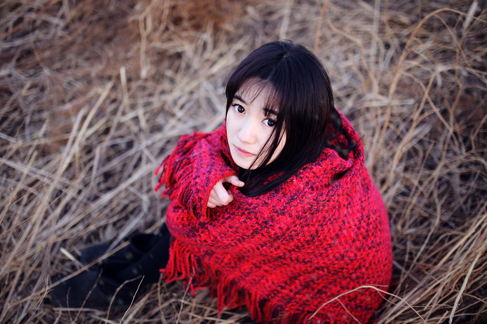 抬头仰望的少女