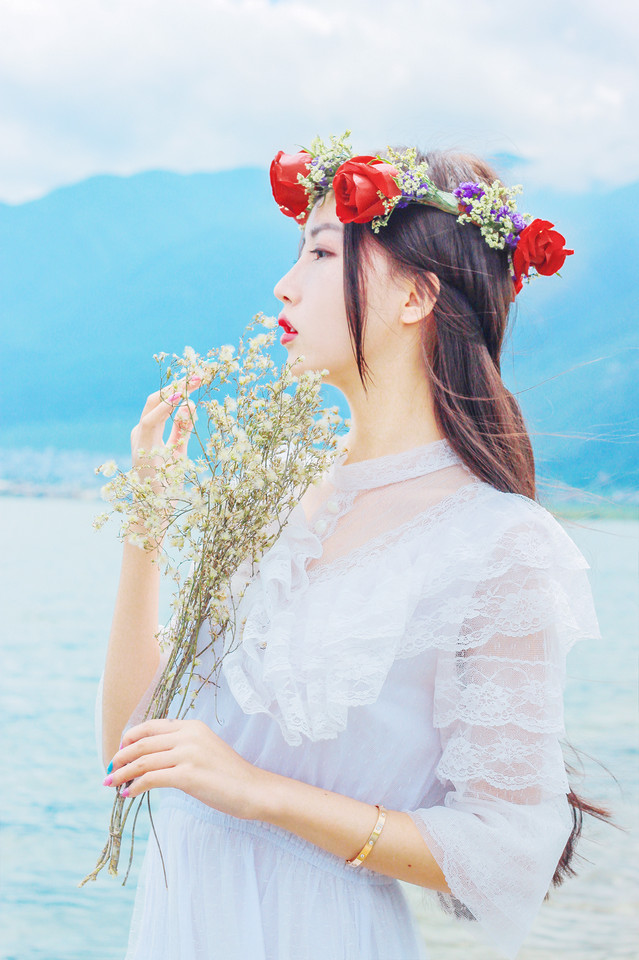 海边散步的女神