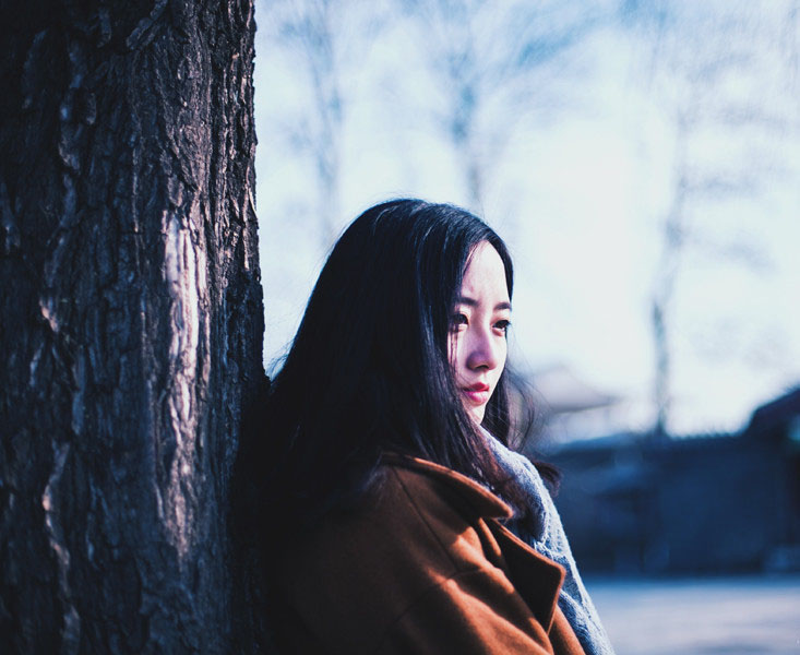 依靠着大树