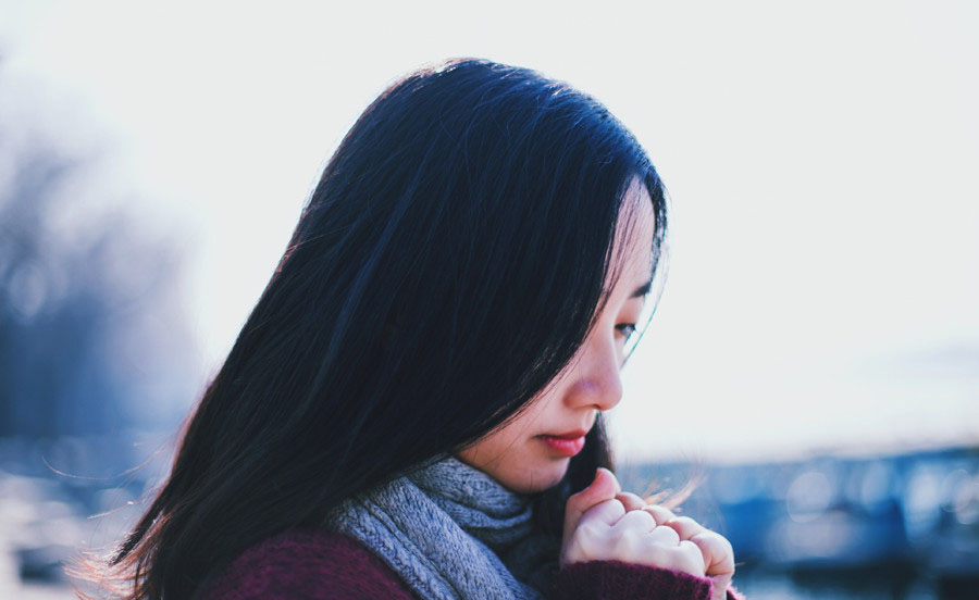 祈祷的女生