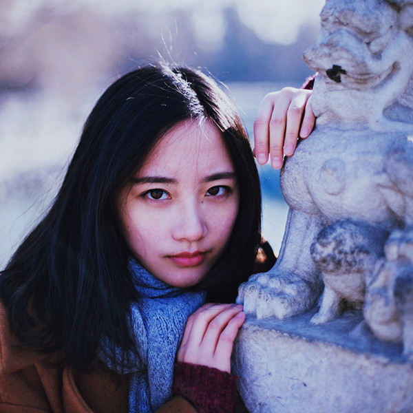 石狮旁的女生