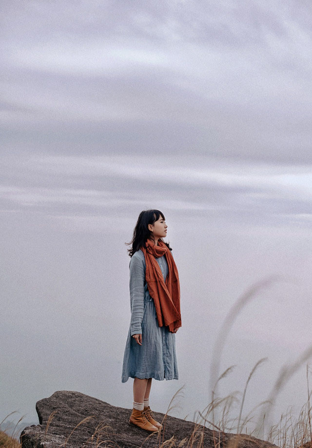 岩石上的女孩
