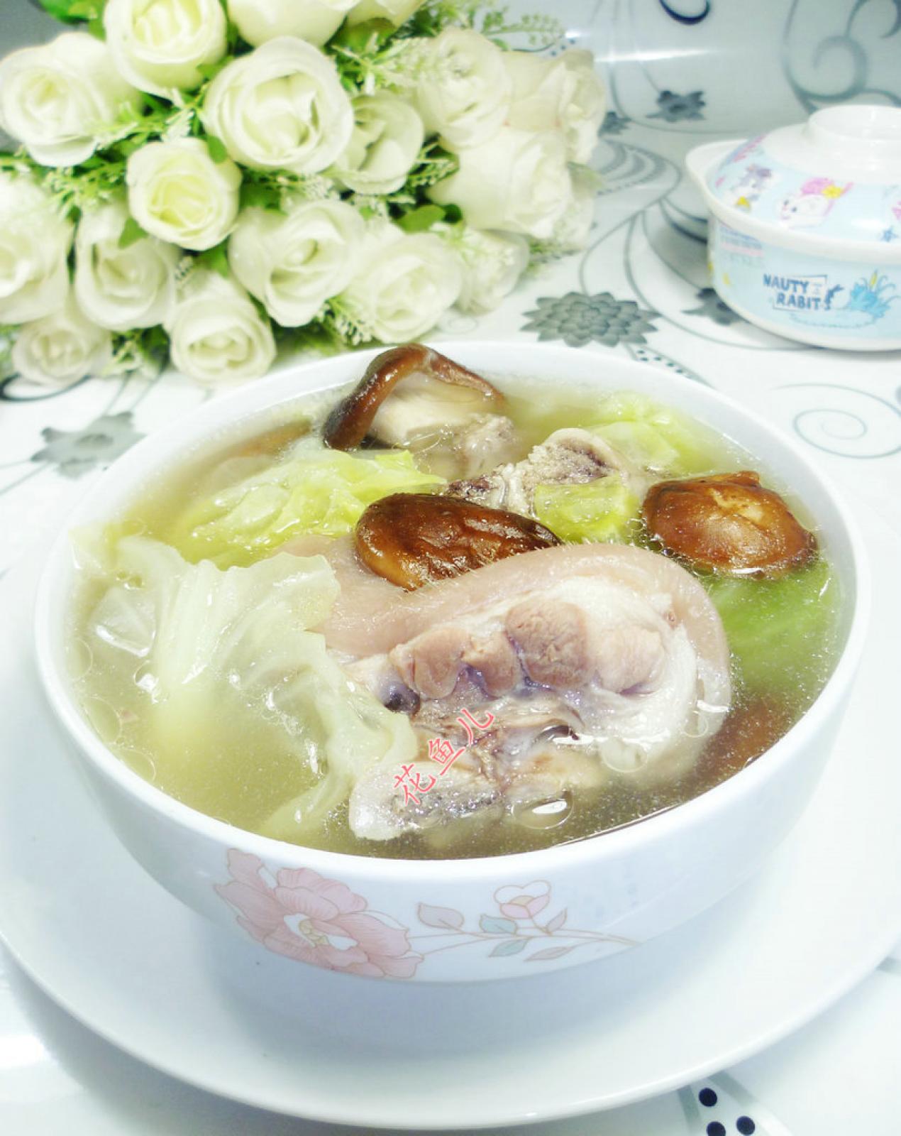 包心菜香菇猪蹄汤