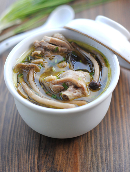 茶树菇土鸡汤