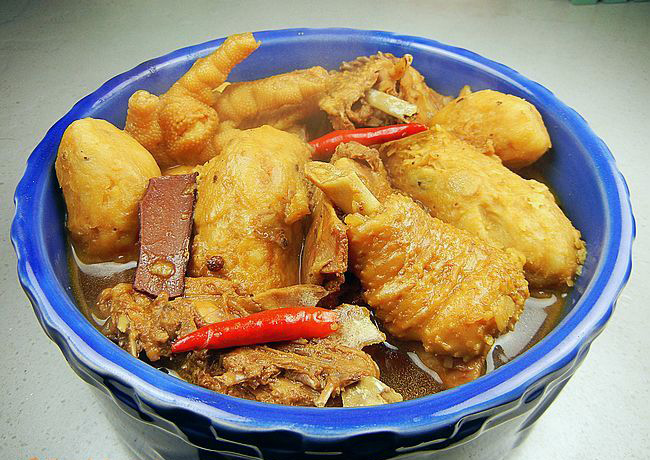 草鸡芋头砂锅煲