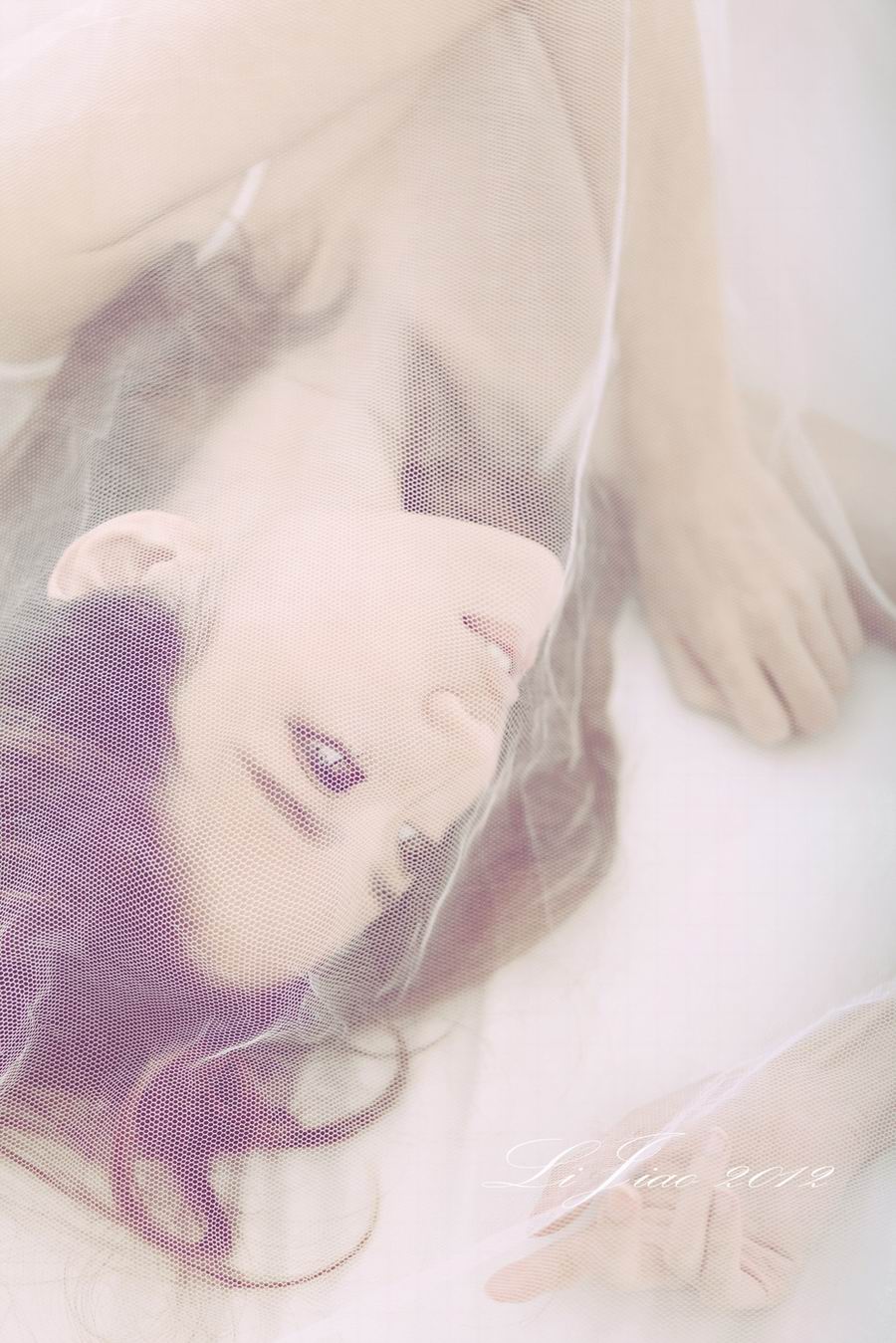 纱帐下的少女