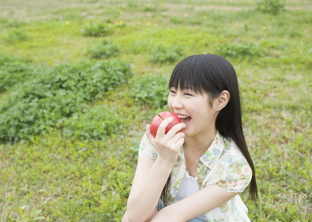吃苹果的女生