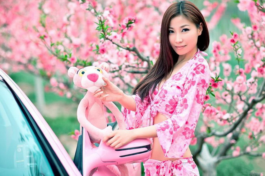 粉色美女车模