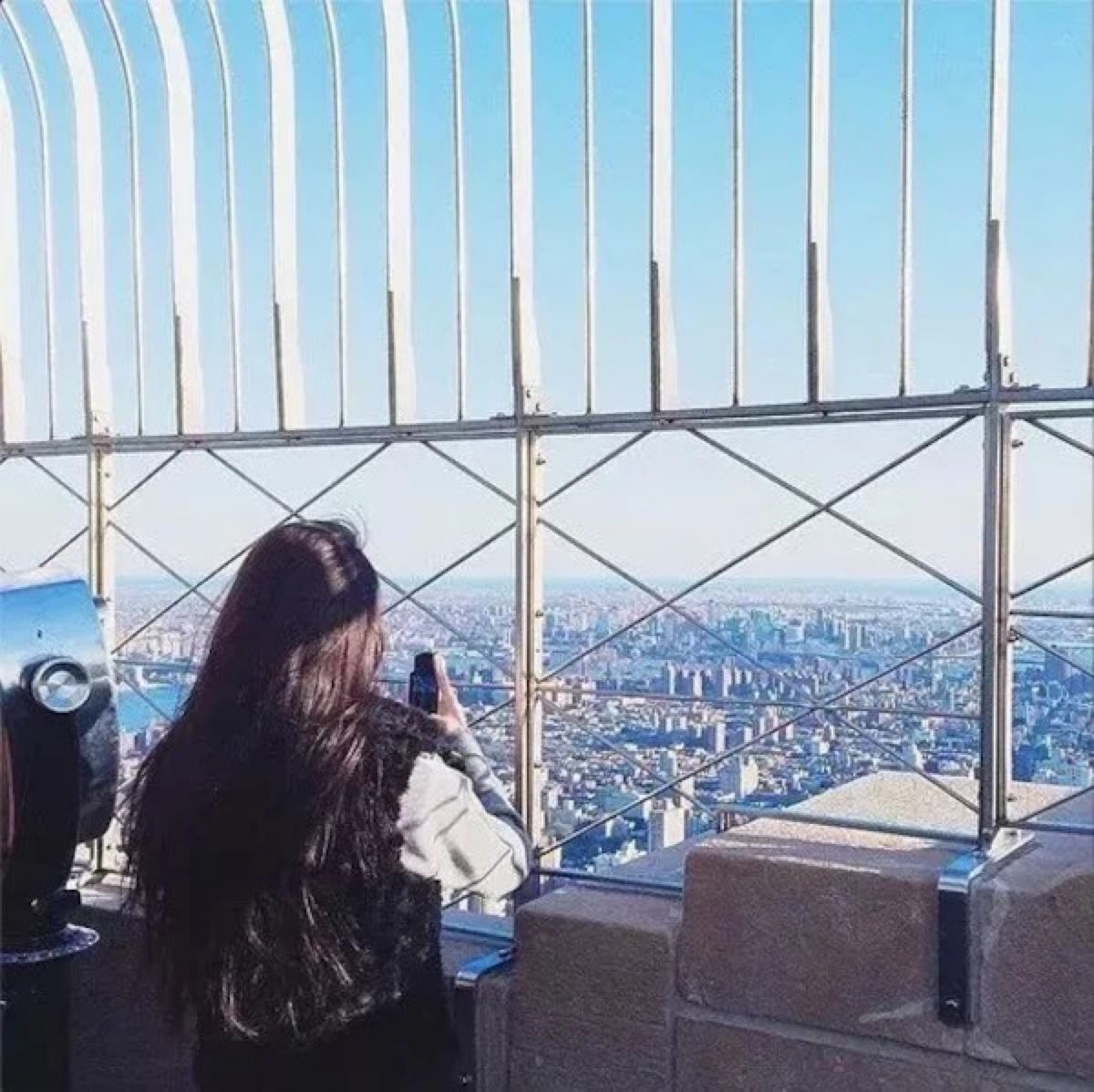 面向城市的天空女生头像