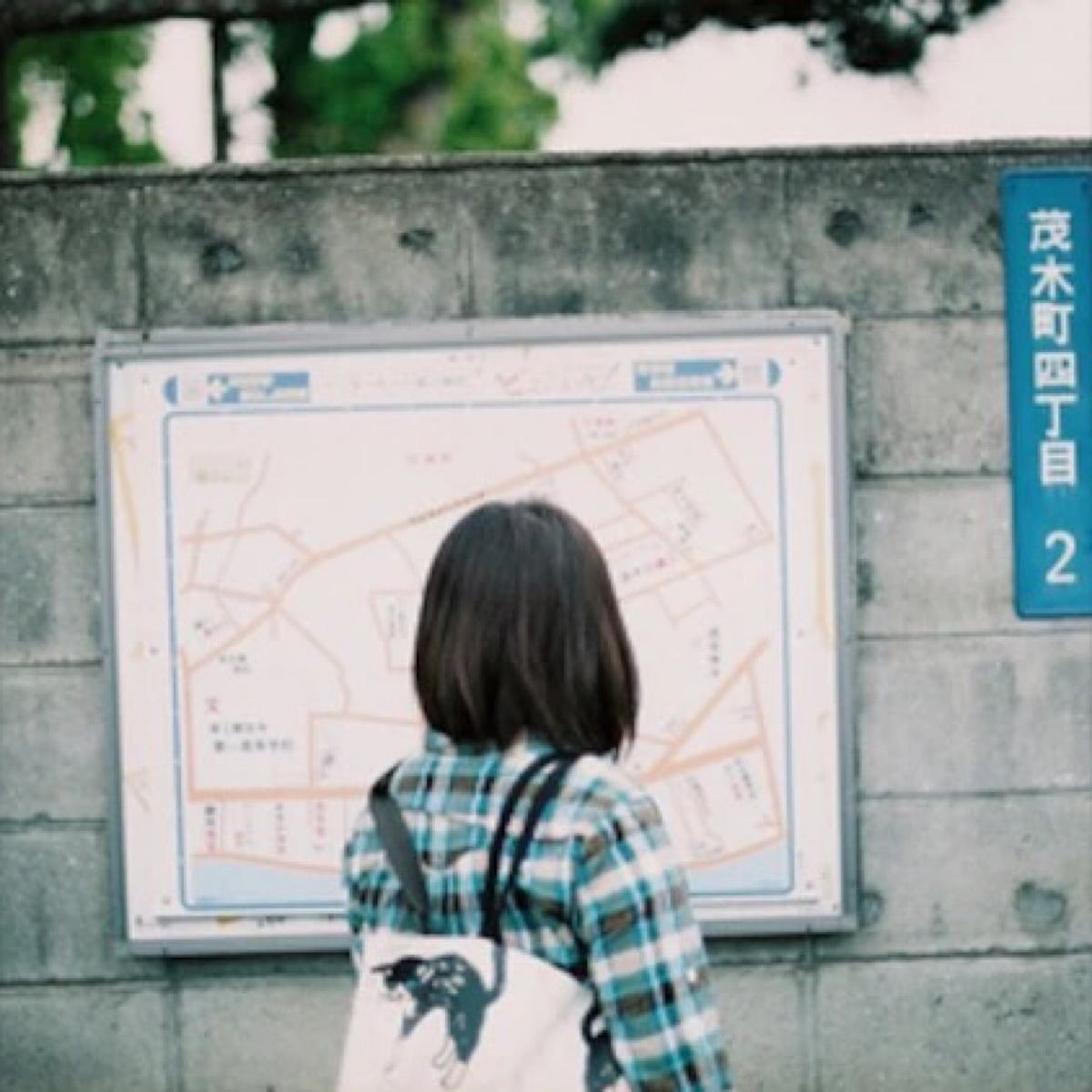 面向墙壁的女生头像