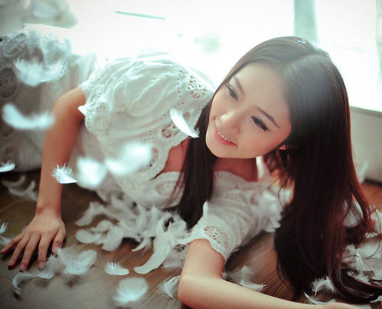 玩耍中的少女