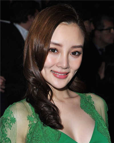李小璐优雅侧边卷发