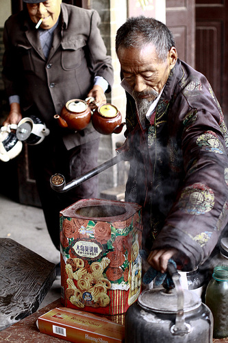 添茶,倒水