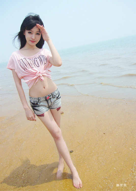 走在海边的女孩