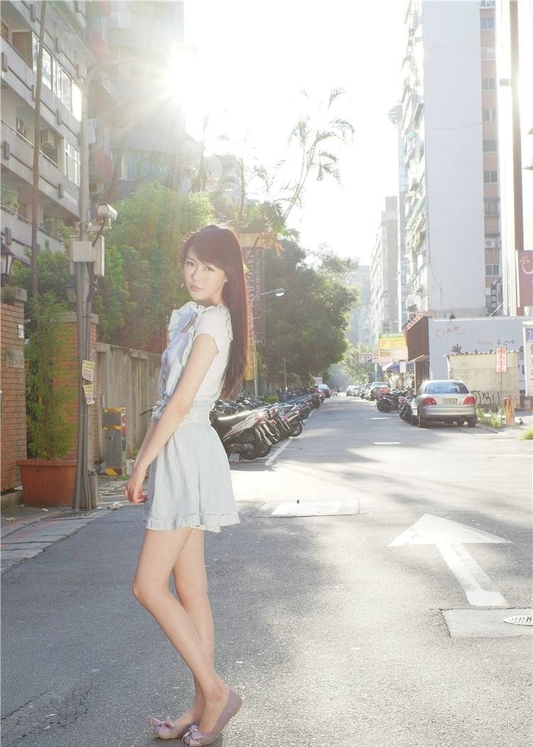台湾女生赖蜜儿街拍