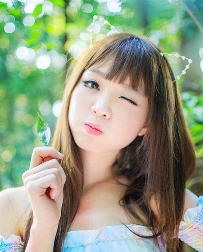 猫系女生森林唯美写真