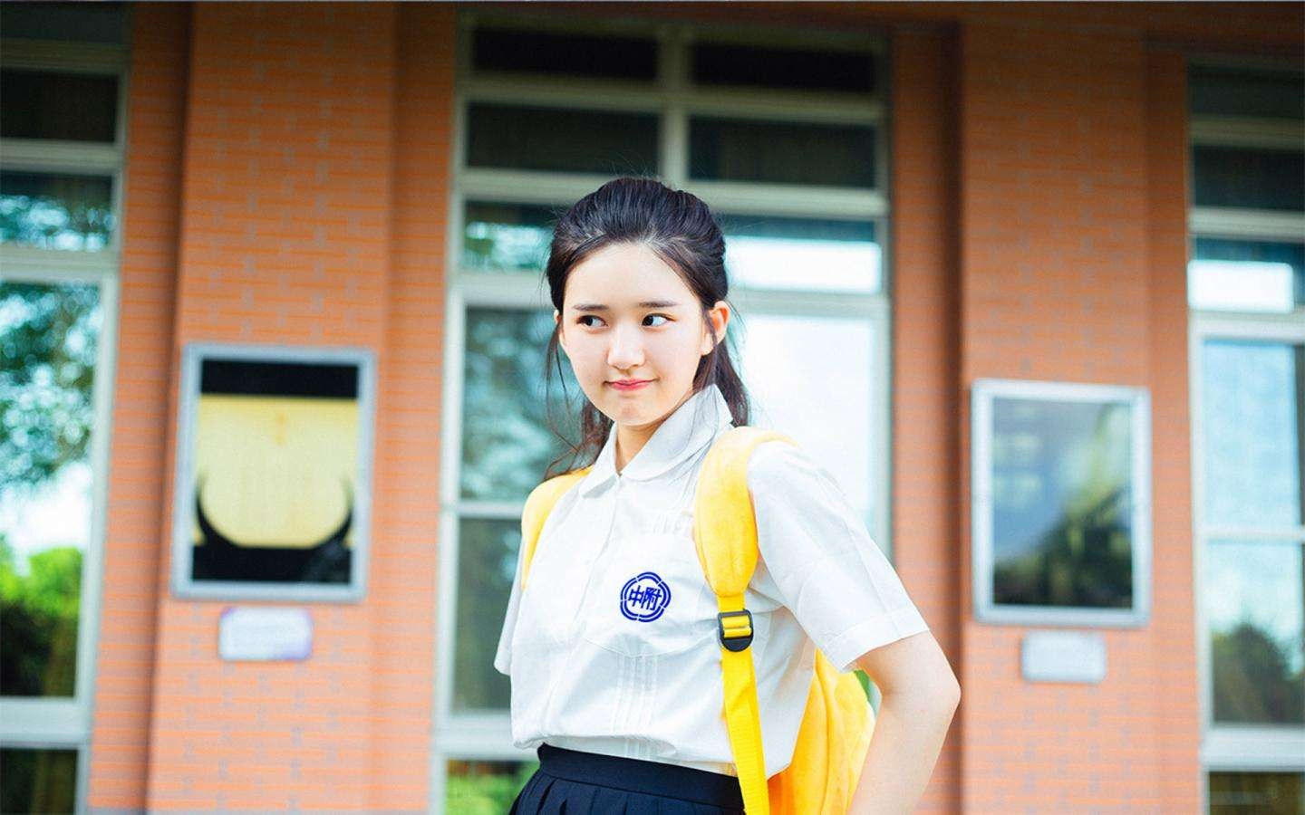 甜美女生校服写真