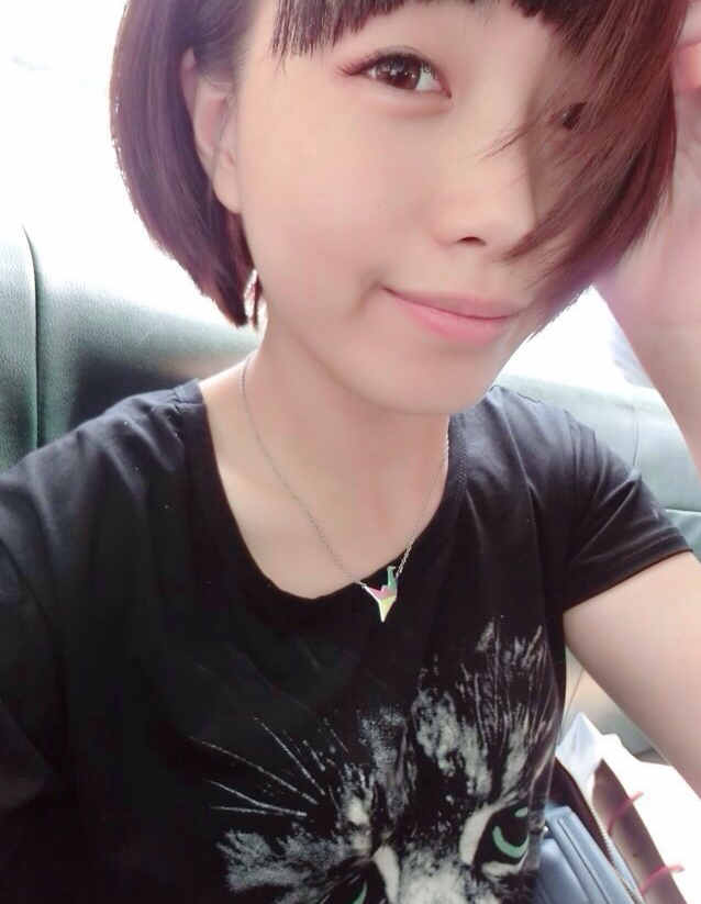 爱自拍的大眼美女