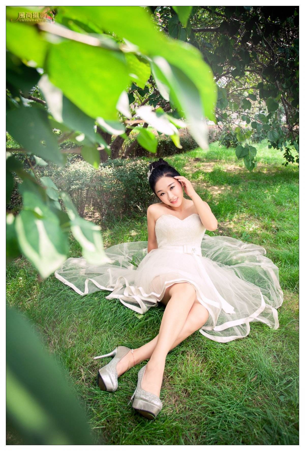 草地上小清新美女