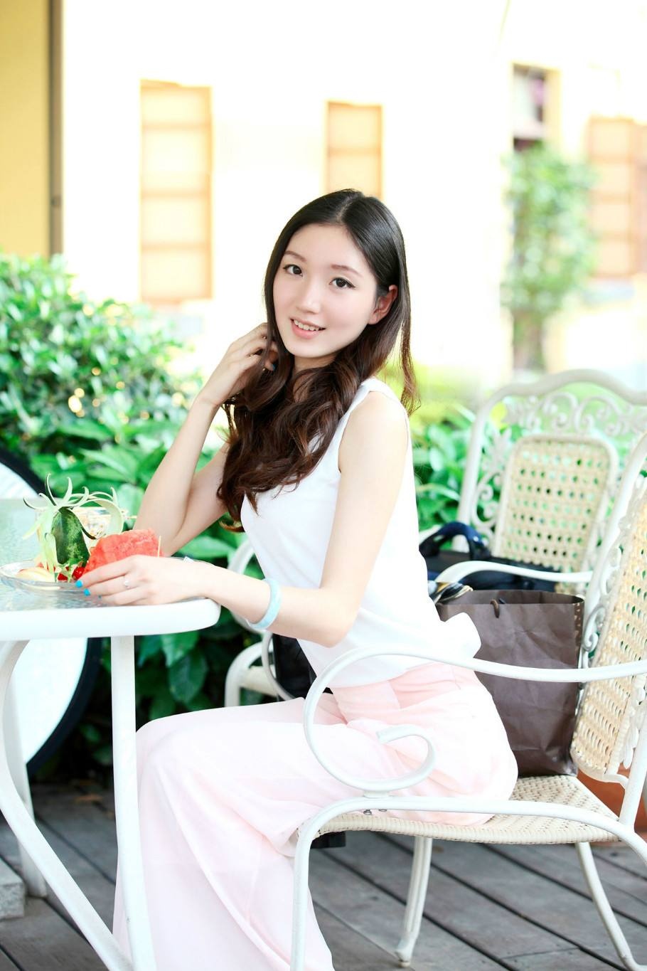 甜美清纯美女的午后阳光写真