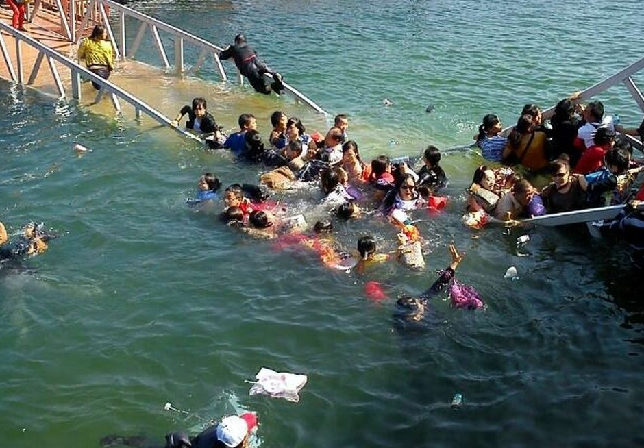 庐山景区过桥断裂致18人落水
