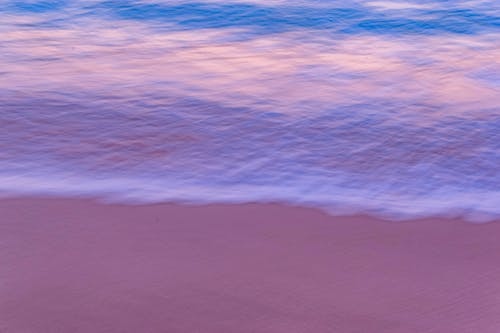 美丽的紫色海浪