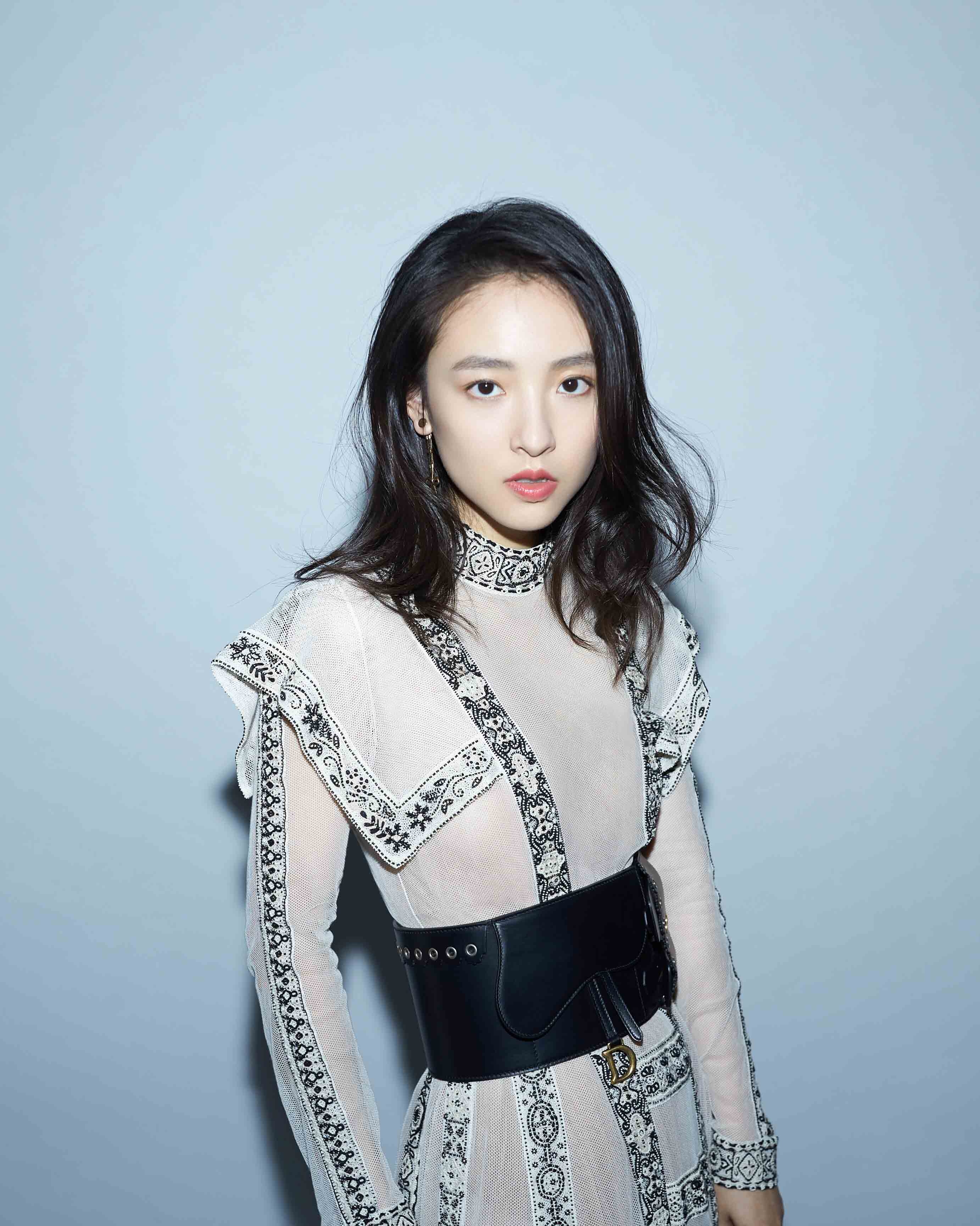优雅大气美女吴倩时尚迷人写真照