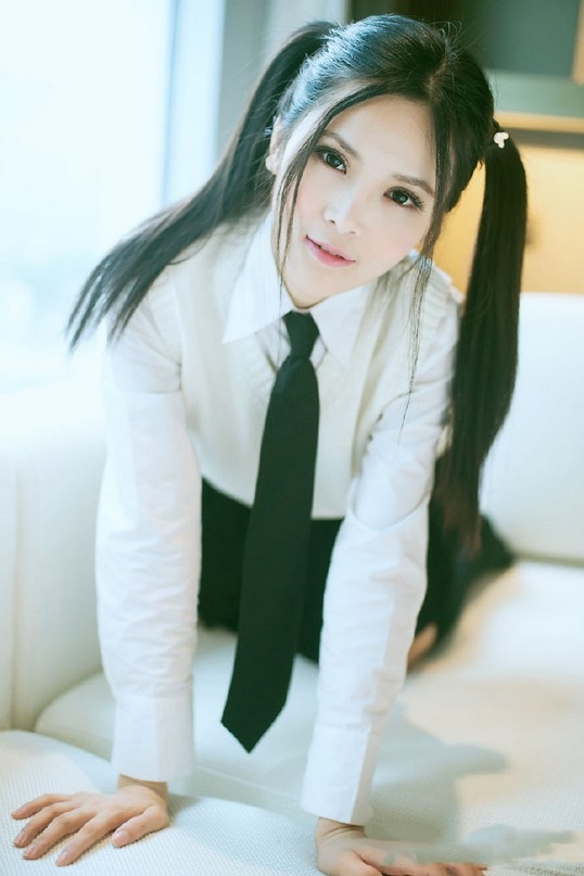 双马尾学生妹制服俏皮可爱诱人写真