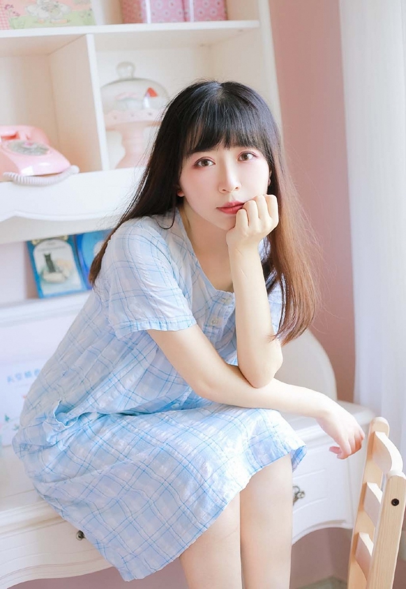 白嫩清纯美女唯美气质写真