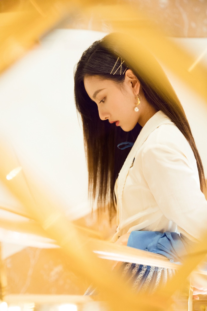 甜美可爱的宋祖儿时尚优雅写真
