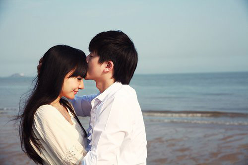 一男一女亲吻美图