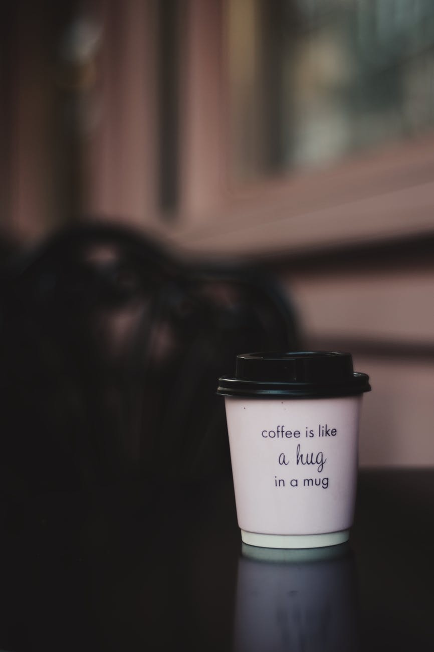 桌上的一杯白色咖啡杯