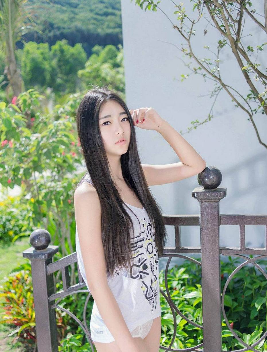 长发美女户外性感撩人写真