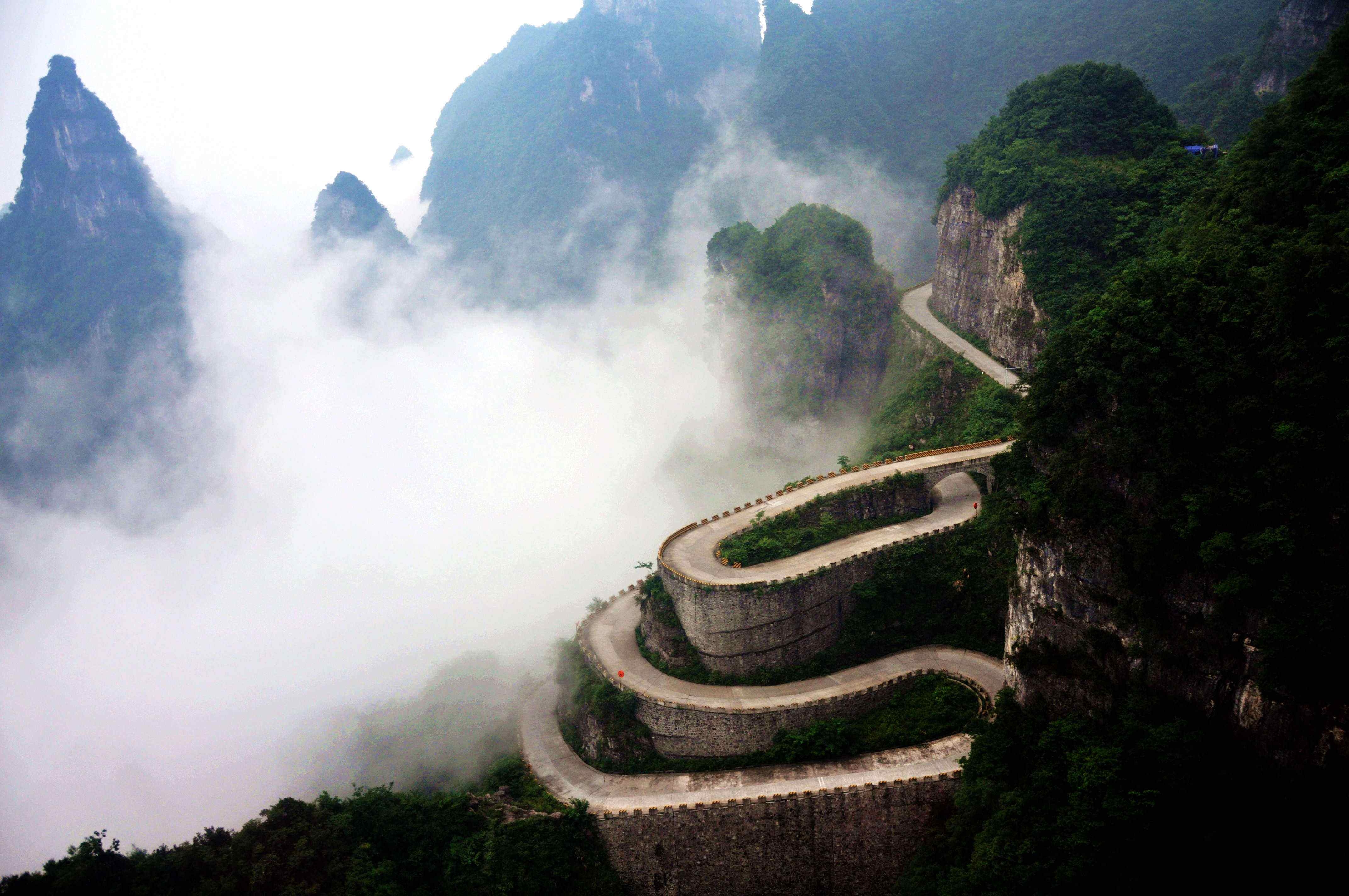 云雾缭绕的天门山