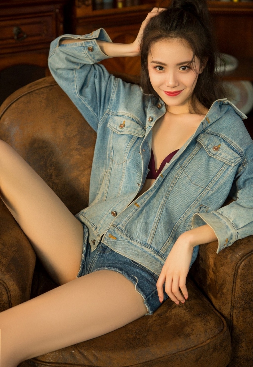 牛仔短裤女孩室内性感俏皮写真图集