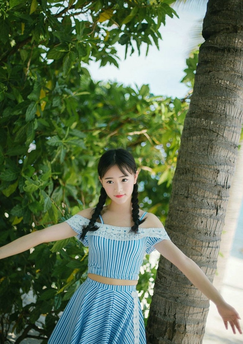 双麻花辫清纯女孩条纹吊带裙写真