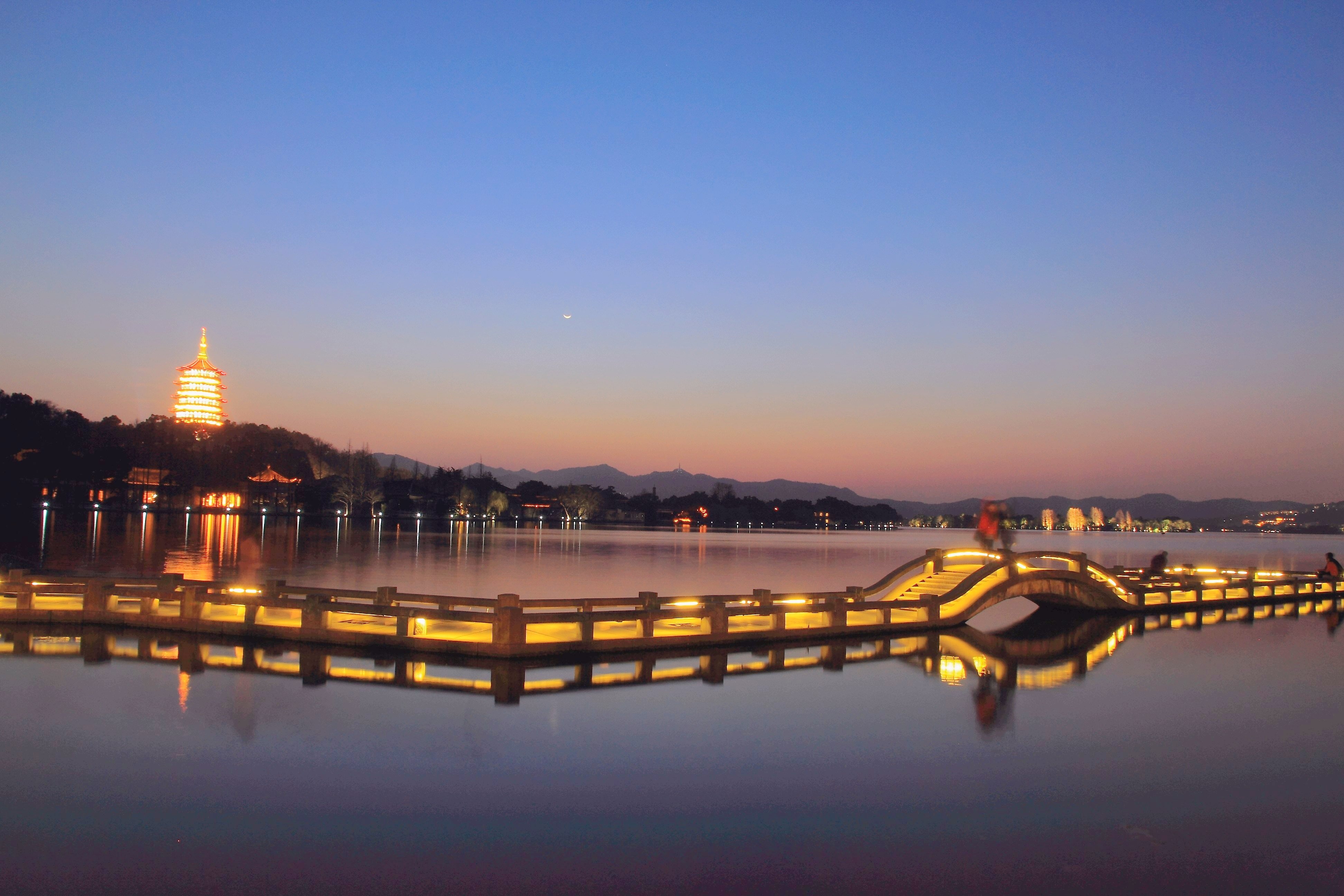 杭州西湖的夜景